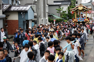 祭り屋台引きまわしの画像