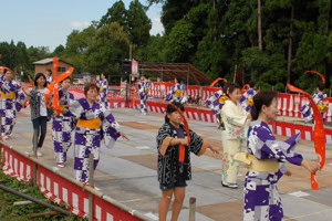 桟敷で片貝大花火音頭を披露している画像