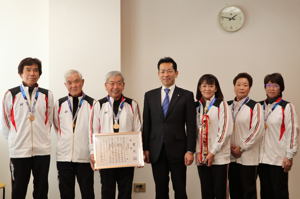 片貝クラブのみなさんと宮崎市長の画像