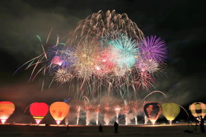 風船一揆で打ち上げられた花火の画像