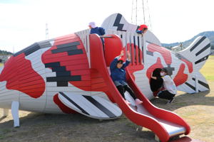 防災公園に寄贈された錦鯉の大型遊具の画像