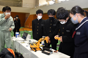 おぢやしごと未来塾で起業から真剣に話を聞いている学生の画像