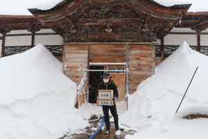 慈眼寺本堂から文化財を持ち出す人の画像