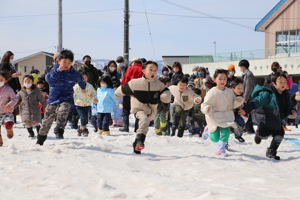 幼児レースでスタートダッシュをする参加者の画像