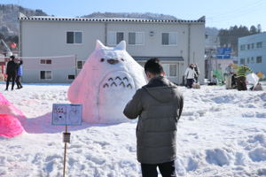 雪像コンテストで投票する宮崎市長の画像