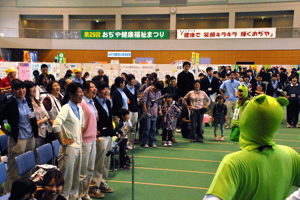 かえる劇団による健康劇でストレス解消法を学ぶ来場者の画像