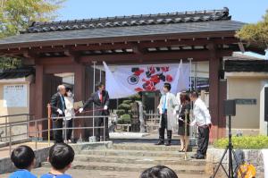 「錦鯉吹き流し」お披露目除幕式の画像