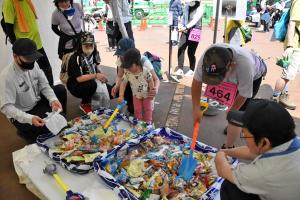 お菓子のすくい取りに挑戦する子どもたちの画像