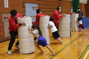 相撲の練習をする小学1年生の画像