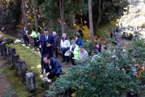 浦柄神社「会津藩士墓地」を訪れた参加者の画像