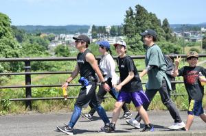 山本山大橋をウォーキングをする参加者の画像