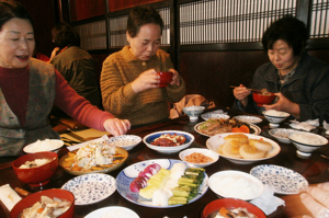 昼食を食べる参加者の画像