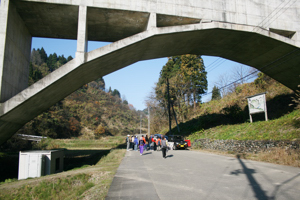 水路橋の下で説明を受ける参加者の画像