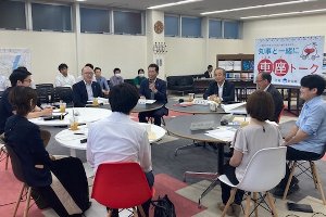 知事と一緒に車座トークで話をする宮崎市長の画像