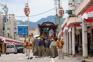 巫女爺行列の先頭を歩く宮崎市長の画像