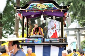 二荒神社境内での巫女爺上演の画像