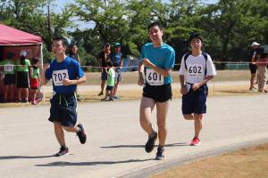 1500ｍ走るをするスペシャルオリンピックスの3人の男性の画像