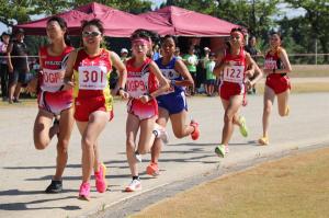 女子1500ｍ走をしている画像