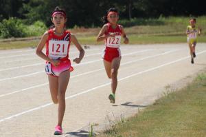 女子800ｍ走をしている画像