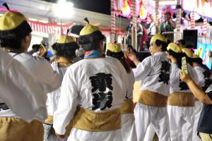 仮装盆踊りをする市民の画像