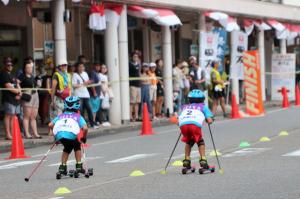 ローラースキースプリントレースで白熱したレースをする選手の画像