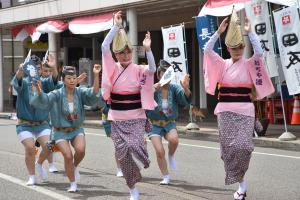 阿波おどりを披露している画像