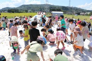 雪山で宝さがしをする子どもたちの画像