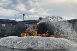 除雪車が雪を吐き出している画像