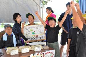 クッキーが完売して喜ぶ東山小学校5年生の児童の画像