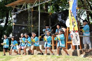 「闘牛の歌」を披露する東山小学校の児童の画像