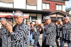 横笛を吹く男性の画像