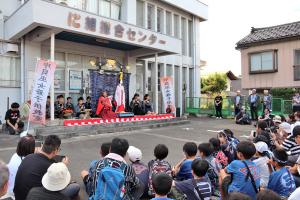 巫女爺踊りを披露する小学生と観客の画像