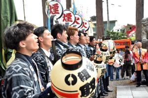 浅原神社で木遣りを奉納している画像