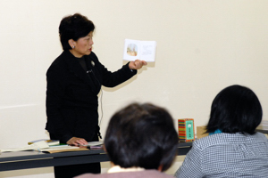 絵本の説明をする講師の錦恵美子さんの画像