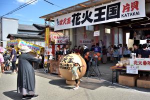 四尺玉のレプリカと記念撮影をする親子の画像