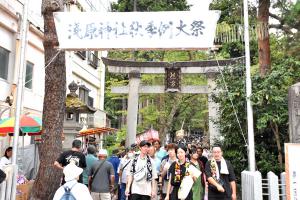 おおぜいの人でにぎわう浅原神社の画像