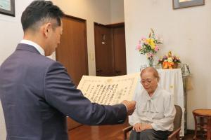 100歳を迎えたおばあさんに褒状を読み上げる宮崎市長の画像