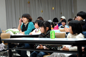 演奏に聞き入る子どもたちの画像