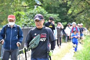 信濃川沿いの遊歩道をウォーキングする参加者の画像