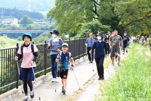 信濃川沿いの遊歩道をウォーキングする参加者の画像