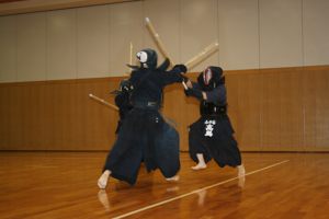 剣道の初稽古で面を突き合う団員の画像