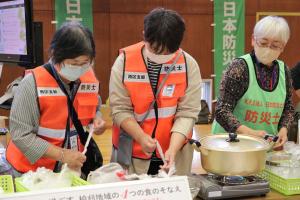 防災食をつくる防災士の画像