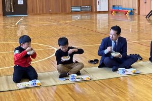 東山小学校の児童と一緒に給食を食べる宮崎市長の画像