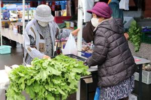 新鮮な野菜を買い求める来場者の画像