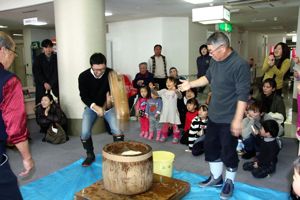 餅つきをする人の画像