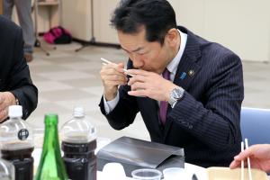 そばの食べ比べをする宮崎市長の画像