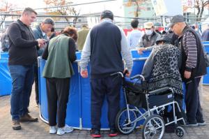 受賞した錦鯉の周りに集まるおおぜいの来場者の画像