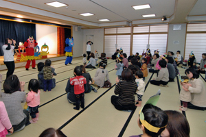 歌にあわせて踊る参加者の画像