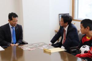 資料を見ている野口さんと市長の画像