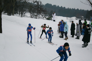 坂を滑る児童の画像